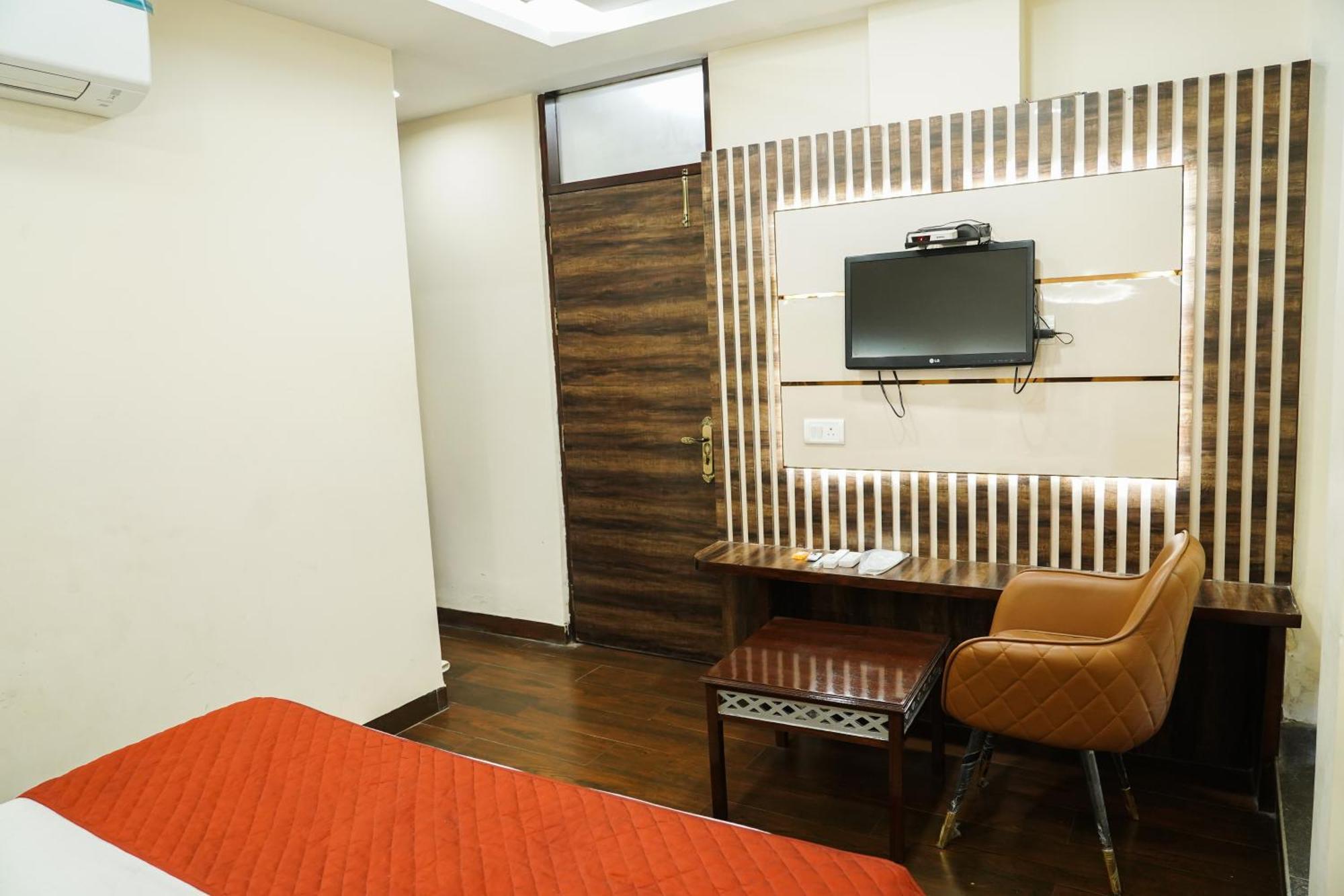 Hotel Batra Home Nizamuddin นิวเดลี ภายนอก รูปภาพ