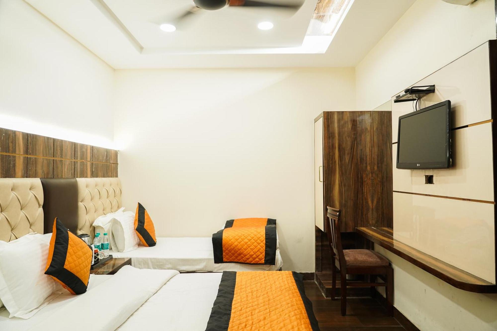 Hotel Batra Home Nizamuddin นิวเดลี ภายนอก รูปภาพ