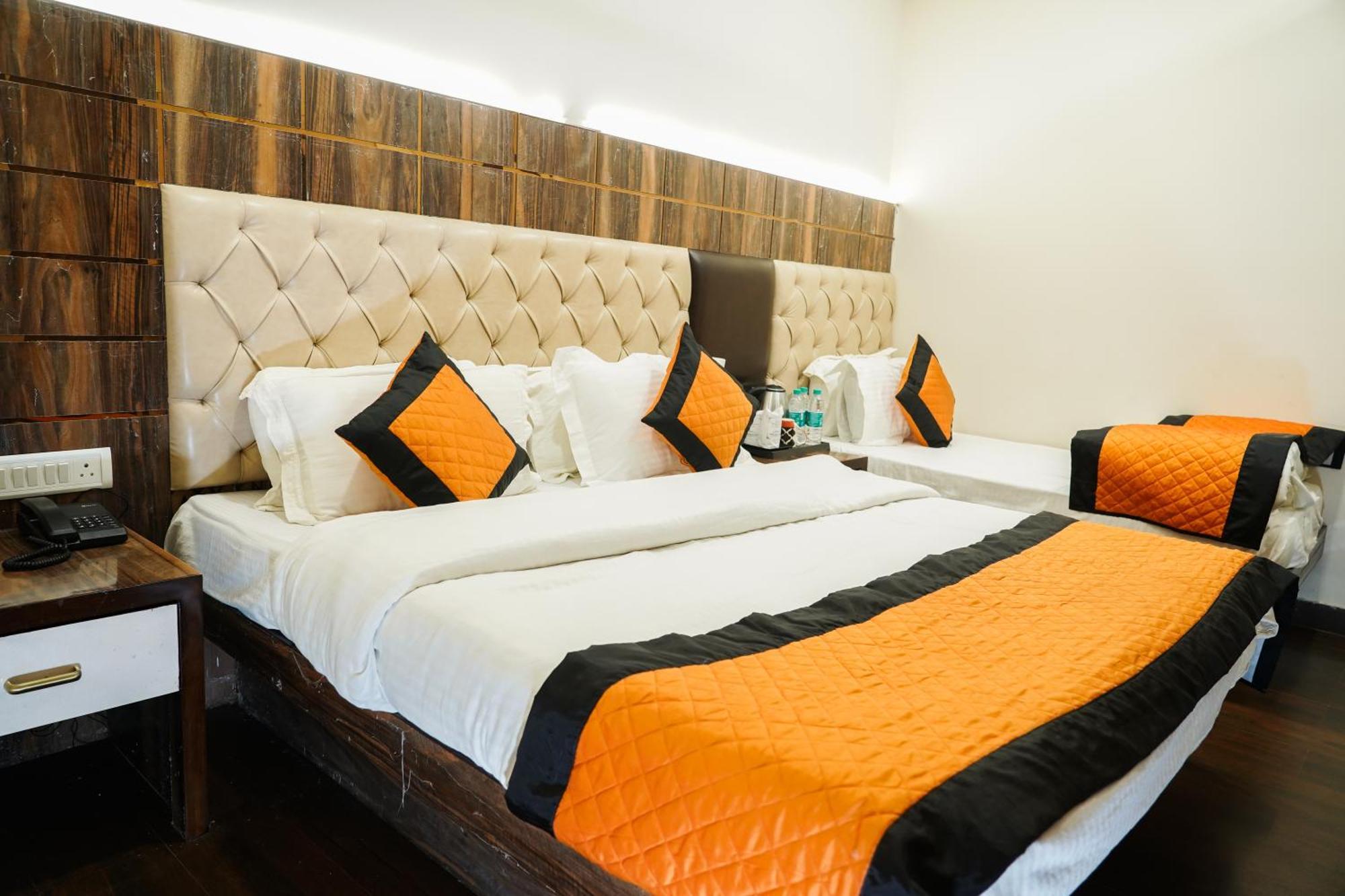 Hotel Batra Home Nizamuddin นิวเดลี ภายนอก รูปภาพ