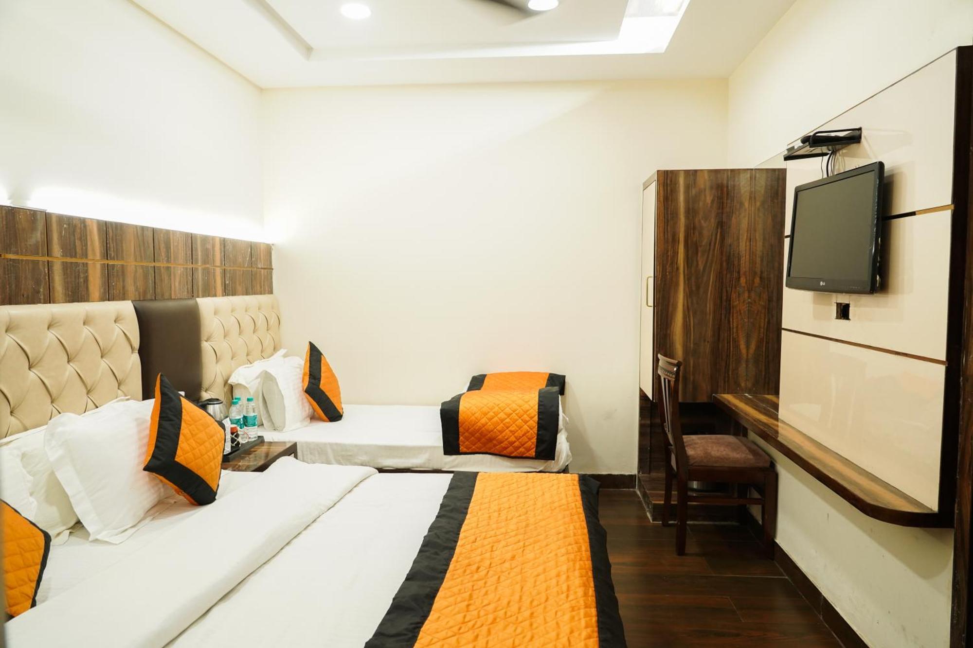 Hotel Batra Home Nizamuddin นิวเดลี ภายนอก รูปภาพ