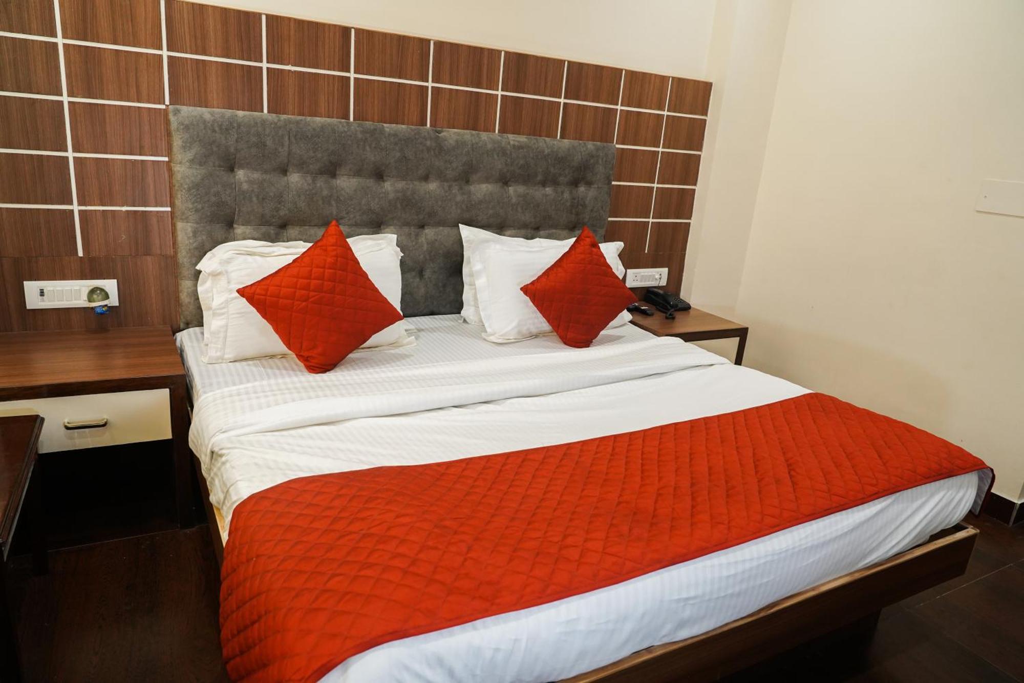 Hotel Batra Home Nizamuddin นิวเดลี ภายนอก รูปภาพ